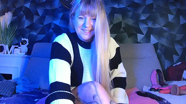 Delichieuse5 online show from February 6, 2025, 8:56 pm