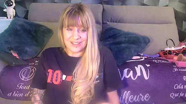 Delichieuse5 online show from January 13, 2025, 11:27 pm