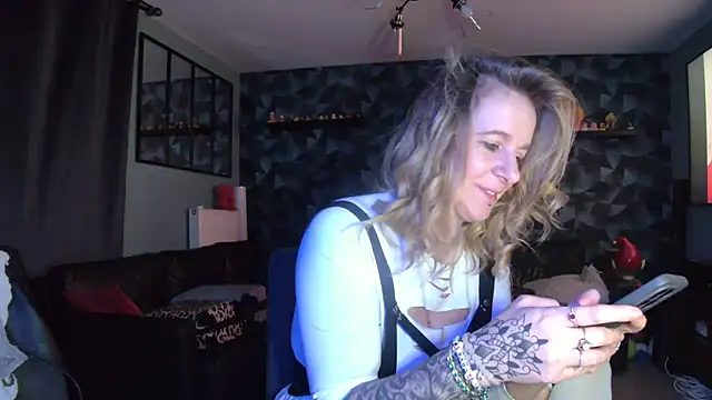 Snapshot of Delichieuse5 chatting on February 10, 2026, 8:30 pm Delichieuse5 online show from February 10, 2026, 8:30 pm