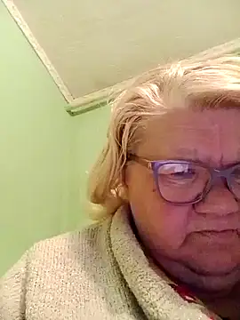 Snapshot of LusiyaGold5 chatting on May 2, 2026, 10:59 pm LusiyaGold5 online show from May 2, 2026, 10:59 pm
