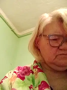 Snapshot of LusiyaGold5 chatting on March 5, 2026, 11:54 pm LusiyaGold5 online show from March 5, 2026, 11:54 pm