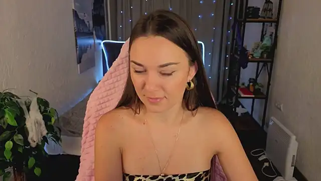 Snapshot of Madison_Golden chatting on November 5, 2025, 5:32 am Madison Golden online show from November 5, 2025, 5:32 am