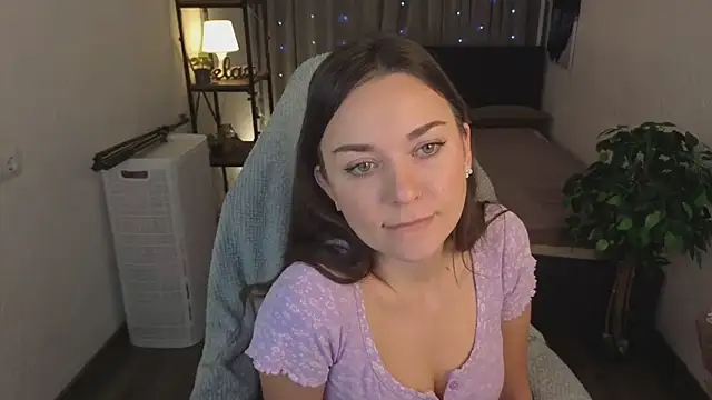 Snapshot of Madison_Golden chatting on November 21, 2025, 6:45 am Madison Golden online show from November 21, 2025, 6:45 am