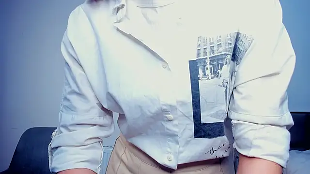 LorrieDegonia online show from October 23, 2025, 4:11 am