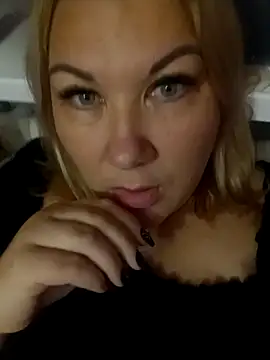 Snapshot of Karamelkaxq chatting on October 27, 2025, 10:33 pm Karamelkaxq online show from October 27, 2025, 10:33 pm