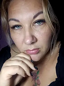 Snapshot of Karamelkaxq chatting on October 24, 2025, 4:17 pm Karamelkaxq online show from October 24, 2025, 4:17 pm