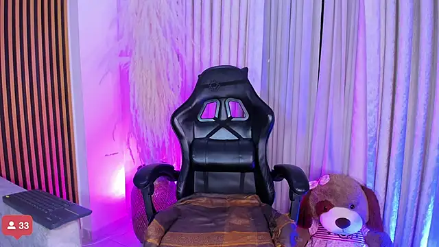 alejagarcia  online show from November 3, 2025, 8:45 pm