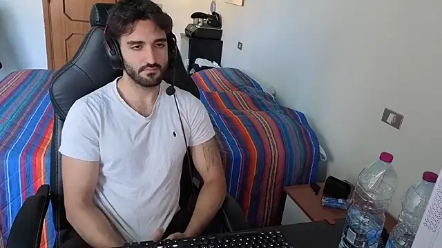 Al3xox02 online show from April 17, 2026, 11:35 am