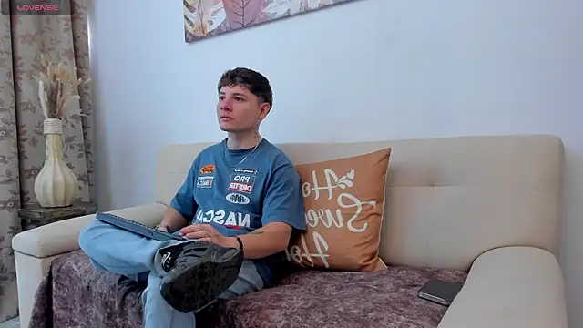 Leoo Miller online show from October 11, 2025, 8:32 pm