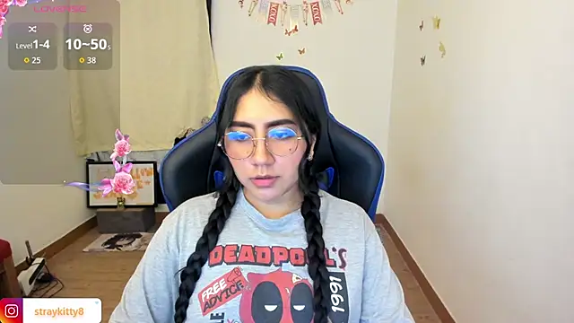 LoveLyy- online show from April 7, 2026, 10:33 pm