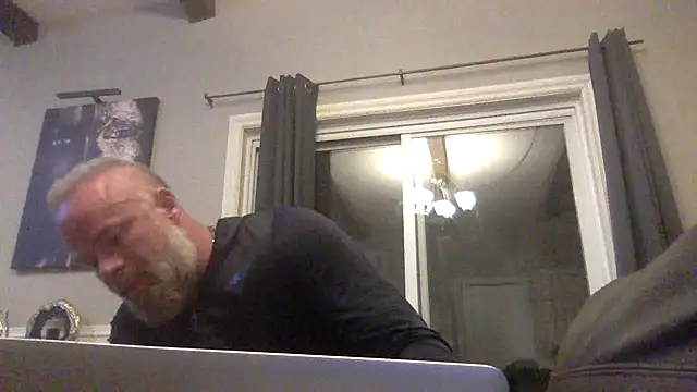 Snapshot of Muscledick40 chatting on April 17, 2026, 2:14 am Muscledick40 online show from April 17, 2026, 2:14 am