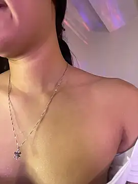 AlannaDollx online show from November 6, 2025, 1:37 pm