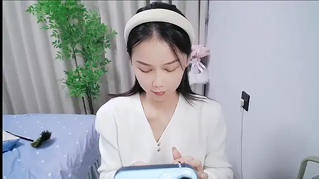 mili0923 online show from November 23, 2025, 1:54 pm