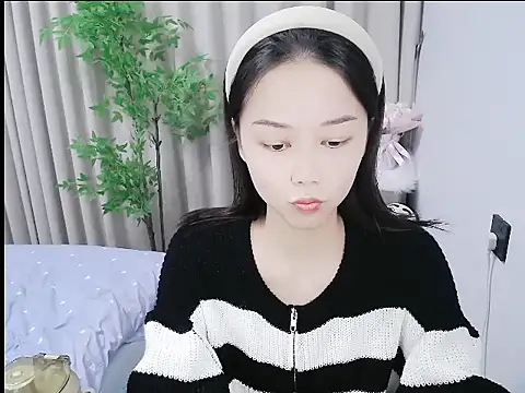 mili0923 online show from November 17, 2025, 1:37 pm