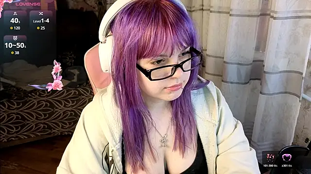 KristiBloom online show from April 17, 2026, 10:01 pm