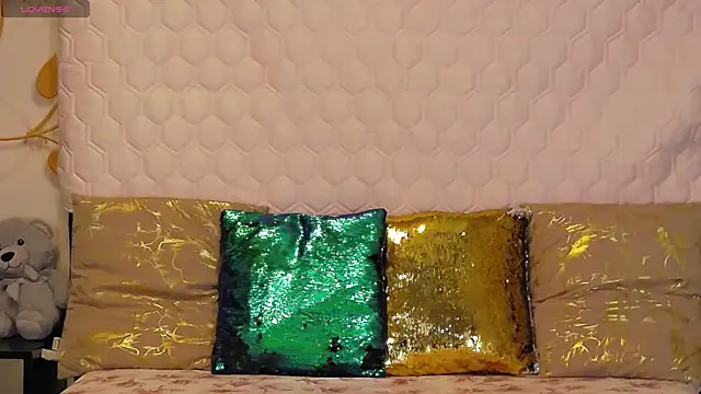 NicolleGrant online show from October 20, 2025, 6:26 am