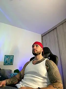 Snapshot of Dave-Max01 chatting on November 13, 2025, 2:37 am Dave-Max01 online show from November 13, 2025, 2:37 am