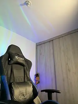 Snapshot of Dave-Max01 chatting on November 14, 2025, 10:30 am Dave-Max01 online show from November 14, 2025, 10:30 am