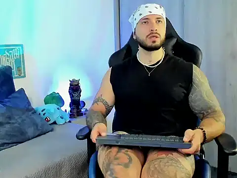 Snapshot of Dave-Max01 chatting on November 23, 2025, 10:20 pm Dave-Max01 online show from November 23, 2025, 10:20 pm