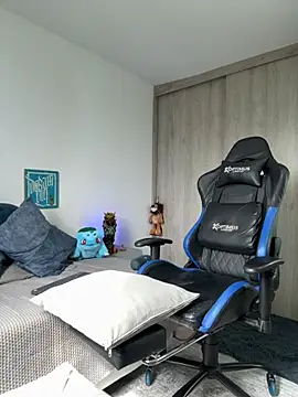 Snapshot of Dave-Max01 chatting on November 16, 2025, 2:33 pm Dave-Max01 online show from November 16, 2025, 2:33 pm