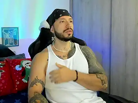 Snapshot of Dave-Max01 chatting on December 19, 2025, 12:40 pm Dave-Max01 online show from December 19, 2025, 12:40 pm