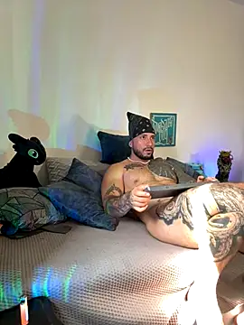 Snapshot of Dave-Max01 chatting on November 11, 2025, 2:01 pm Dave-Max01 online show from November 11, 2025, 2:01 pm