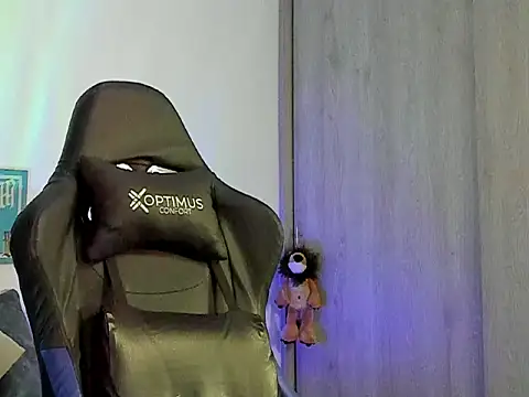 Snapshot of Dave-Max01 chatting on November 5, 2025, 11:41 pm Dave-Max01 online show from November 5, 2025, 11:41 pm