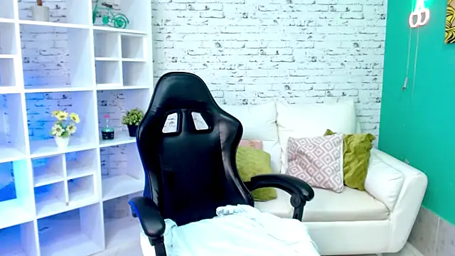 hannahjackson  online show from November 6, 2025, 11:36 am