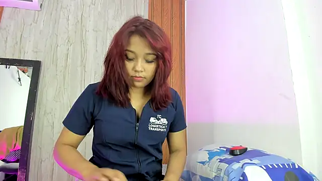 luisabecker  online show from November 4, 2025, 1:48 pm