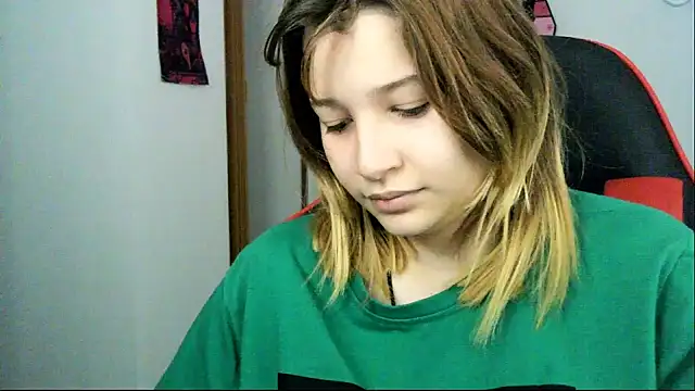 Snapshot of EmuOtori chatting on February 2, 2026, 12:15 pm EmuOtori online show from February 2, 2026, 12:15 pm