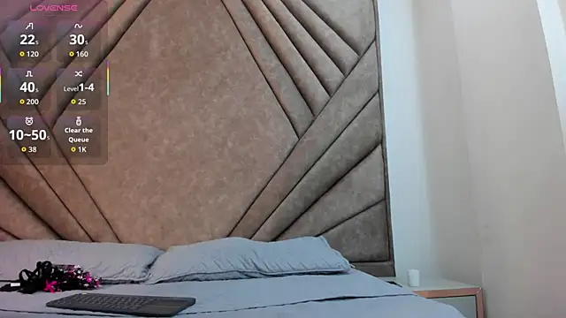 Snapshot of Mythical_Girl chatting on October 15, 2025, 7:11 pm Mythical Girl online show from October 15, 2025, 7:11 pm