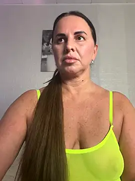 Snapshot of MIRAA_LUV chatting on October 22, 2025, 8:08 pm MIRAA LUV online show from October 22, 2025, 8:08 pm