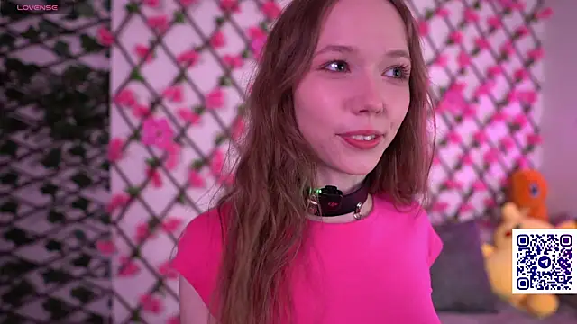 Snapshot of Petite_Polly chatting on October 10, 2025, 8:09 pm Petite Polly online show from October 10, 2025, 8:09 pm