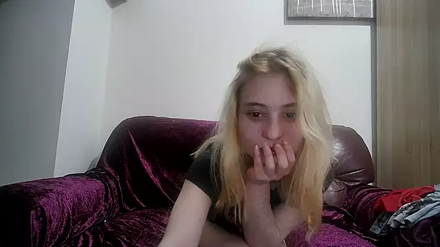 cinnamon-xx online show from May 14, 2026, 1:35 am