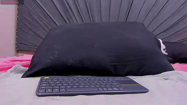 saray-Rousse online show from November 5, 2025, 5:05 pm