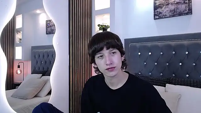 Emo Boy  online show from April 1, 2026, 8:17 pm