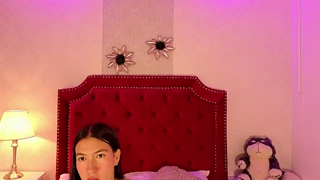 Sara Collinss  online show from November 30, 2025, 11:33 am