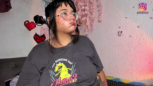 Emilycollei online show from April 7, 2026, 4:14 am