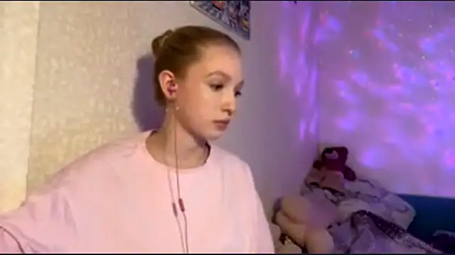Olivia Somevel online show from October 10, 2025, 3:13 pm