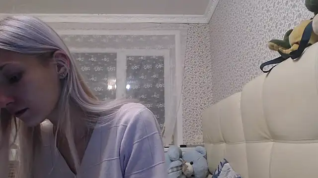 Snapshot of maybe_doll chatting on October 19, 2025, 9:06 pm maybe doll online show from October 19, 2025, 9:06 pm