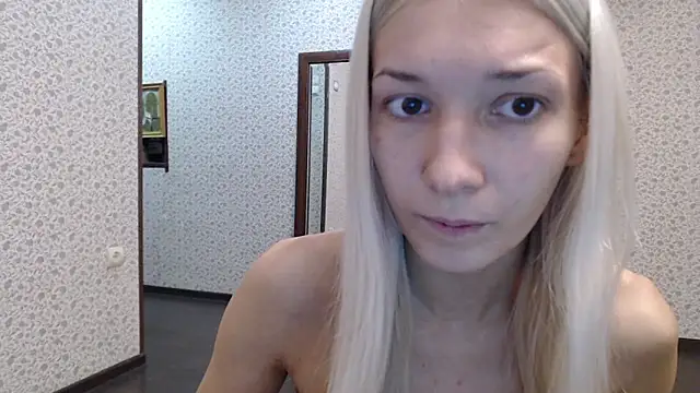 Snapshot of maybe_doll chatting on October 12, 2025, 7:04 pm maybe doll online show from October 12, 2025, 7:04 pm