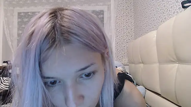 Snapshot of maybe_doll chatting on October 18, 2025, 5:15 pm maybe doll online show from October 18, 2025, 5:15 pm