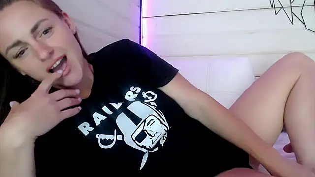 CandyBunie online show from July 7, 2026, 4:04 am