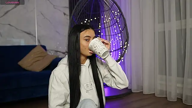 RachelRavee online show from December 3, 2025, 4:57 am