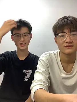 KK-cuteboy online show from October 11, 2025, 12:39 pm