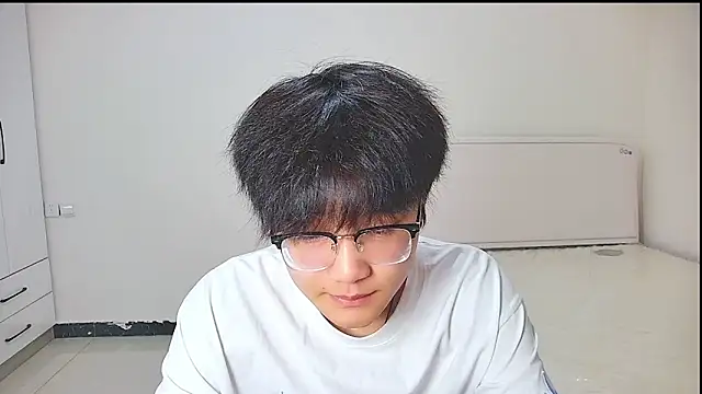 KK-cuteboy online show from May 20, 2026, 12:24 pm