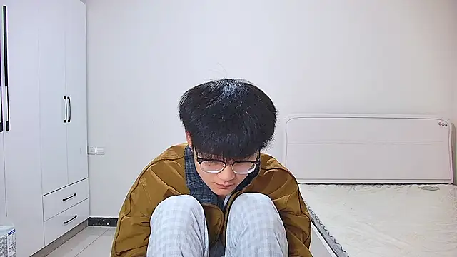 KK-cuteboy online show from May 3, 2026, 12:09 pm