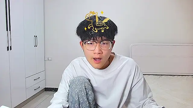 KK-cuteboy online show from May 1, 2026, 11:26 am