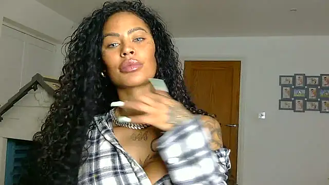 Little Minx Chanel online show from November 15, 2025, 9:19 pm