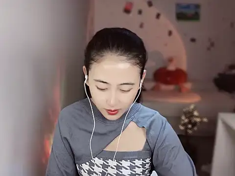 Snapshot of Queena_ chatting on December 19, 2025, 1:31 am Queena online show from December 19, 2025, 1:31 am